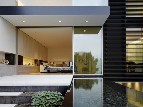  Architecture firm Aidlin Darling created a reflecting pool for this San Francisco home. The sound of the water helps disguise city noise. 