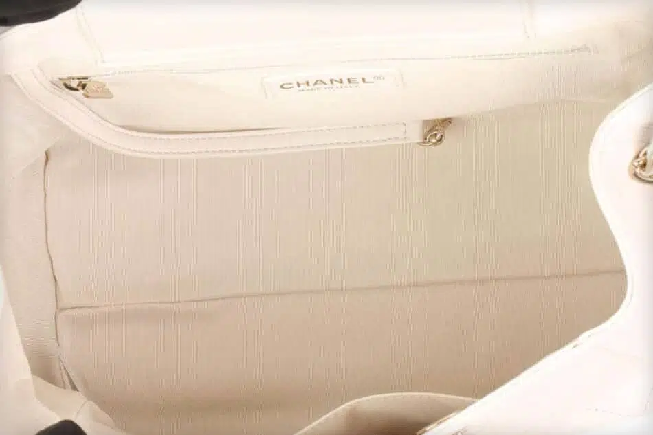 Interior lining of a Chanel ivory quilted-calfskin shoulder tote