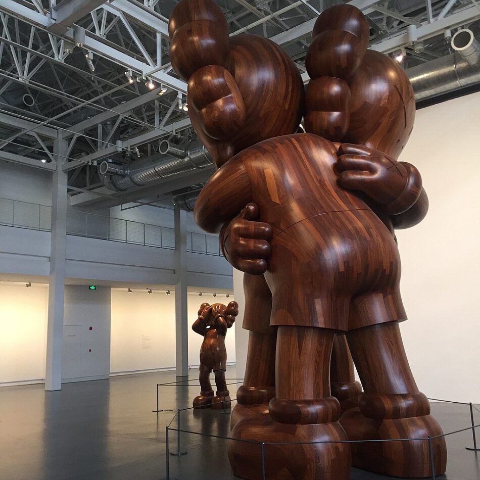 An installation view of the 2017 exhibition "KAWS: Where the End Starts" at the Yuz Museum in Shanghai. Photo by Ciikoa/CC BY-SA 4.0
