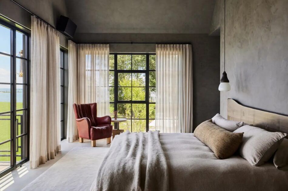 In the primary bedroom of a mod Connecticut house, Jesse Parris-Lamb made the Long Island Sound vista the centerpiece.