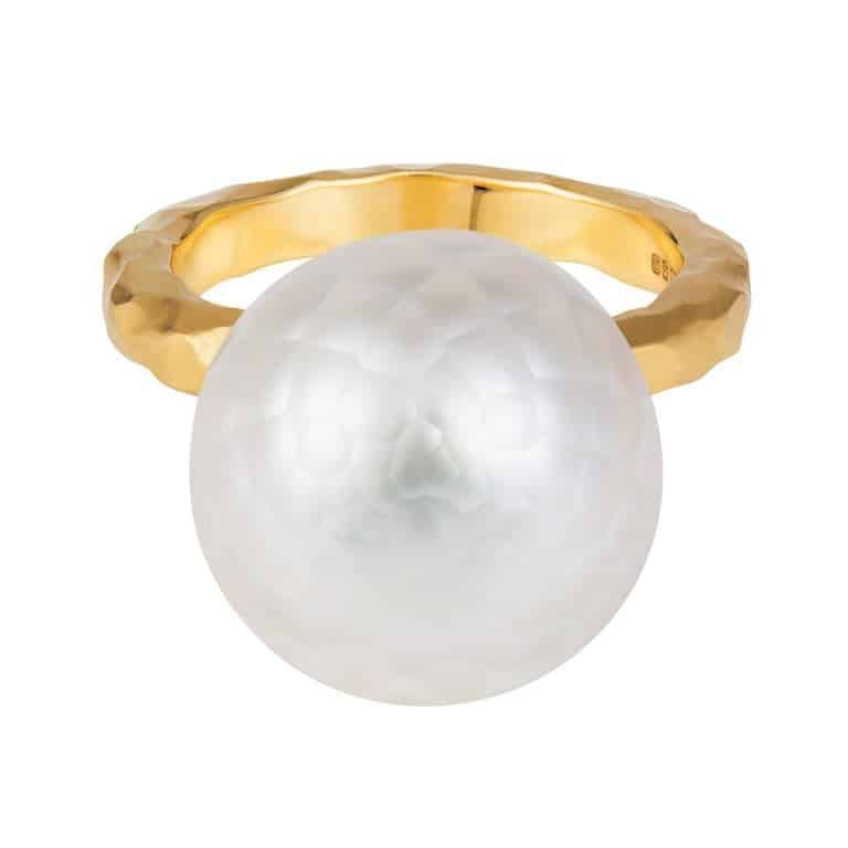Sweet Pea faceted pearl set in an 18k yellow gold ring