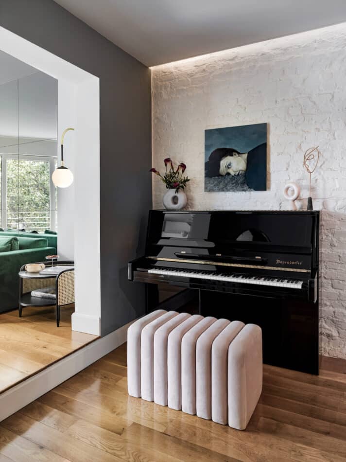 Corner of the pied-à-terre featuring a piano