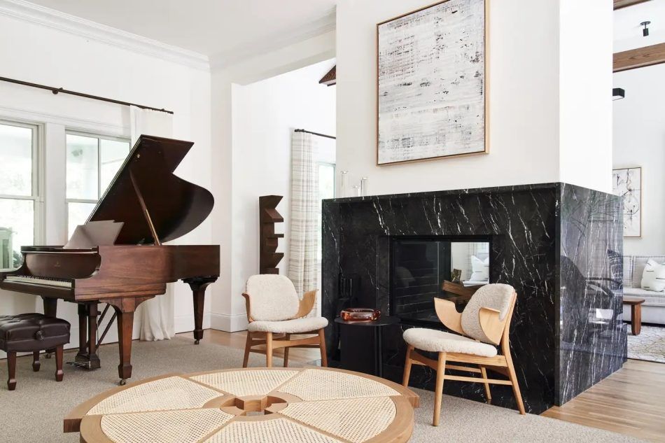 In a family house in East Hampton, New York, Studio Todd Raymond organized the great room around a two-faced fireplace.