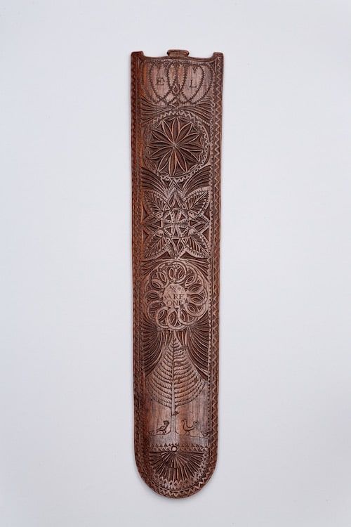 Carved busk decorated with the Chain of States, 1782