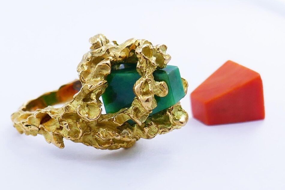 Chaumet 18-karat-gold ring with coral and jade stones (1970s)