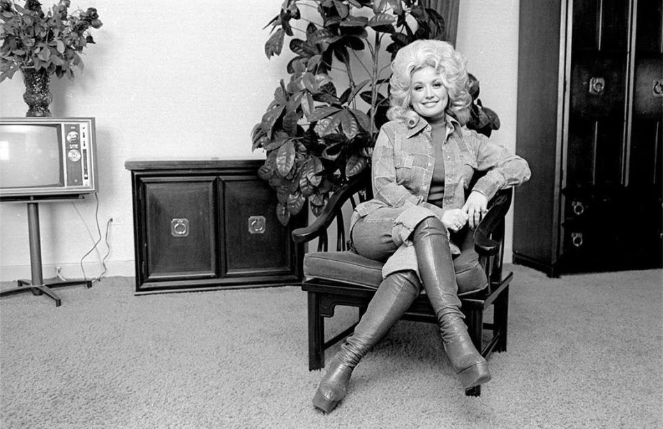 Dolly Parton 1977 portrait by Allan Tannenbaum
1977