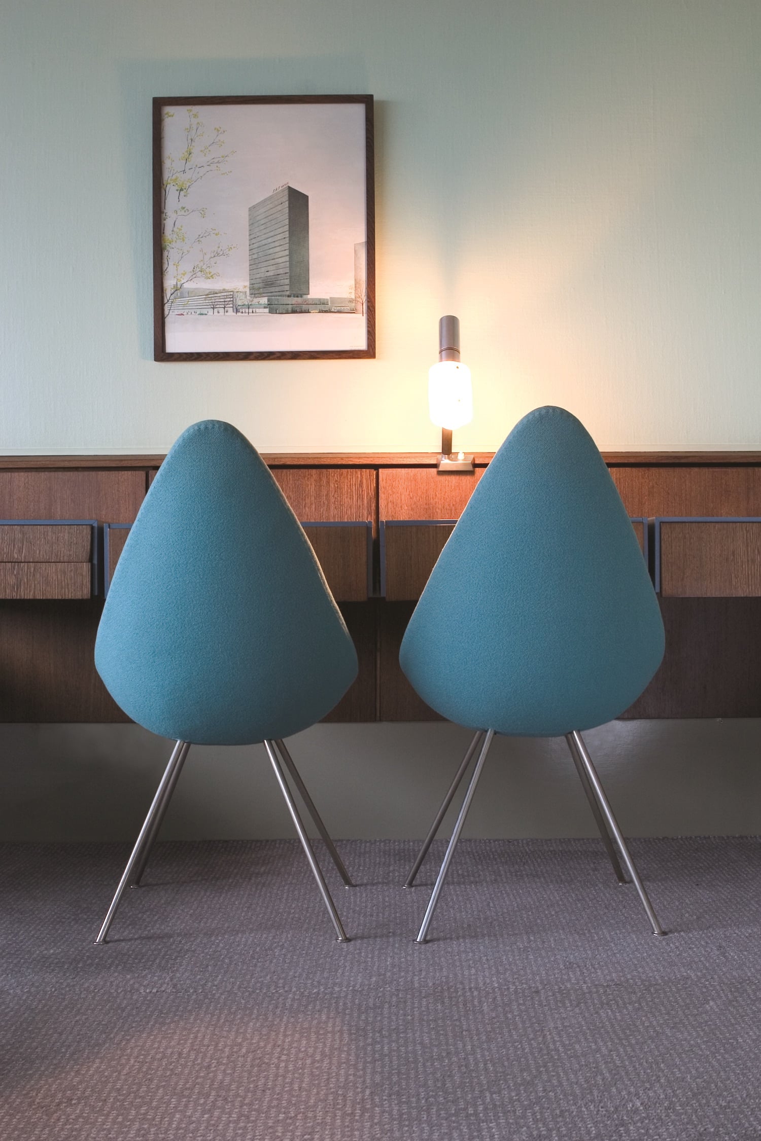 In room 606 of the Radisson Blu Royal Hotel, two Drop chairs by Arne Jacobsen offer an up-close view of a vintage photo of the building's exterior.