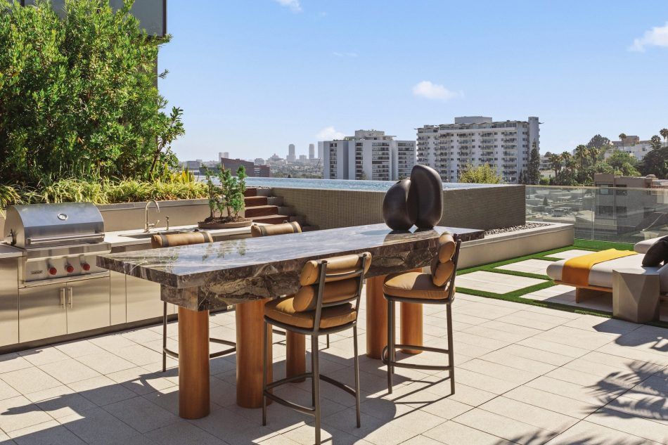 High above West Hollywood, a contemporary penthouse by Kara Smith’s KES Studio devotes much of its footprint to outdoor living.
