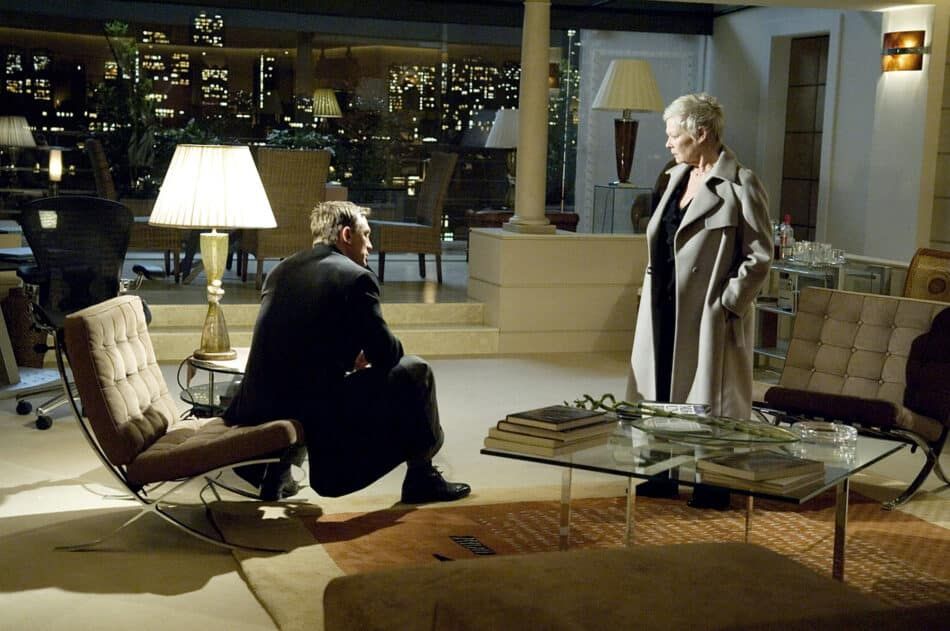 Daniel Craig as James Bond and Judi Dench as M with a pair of Barcelona chairs in Casino Royale