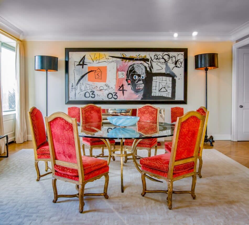 In New York dining room, Brian Murphy combined bold pops of color with iconic decor.