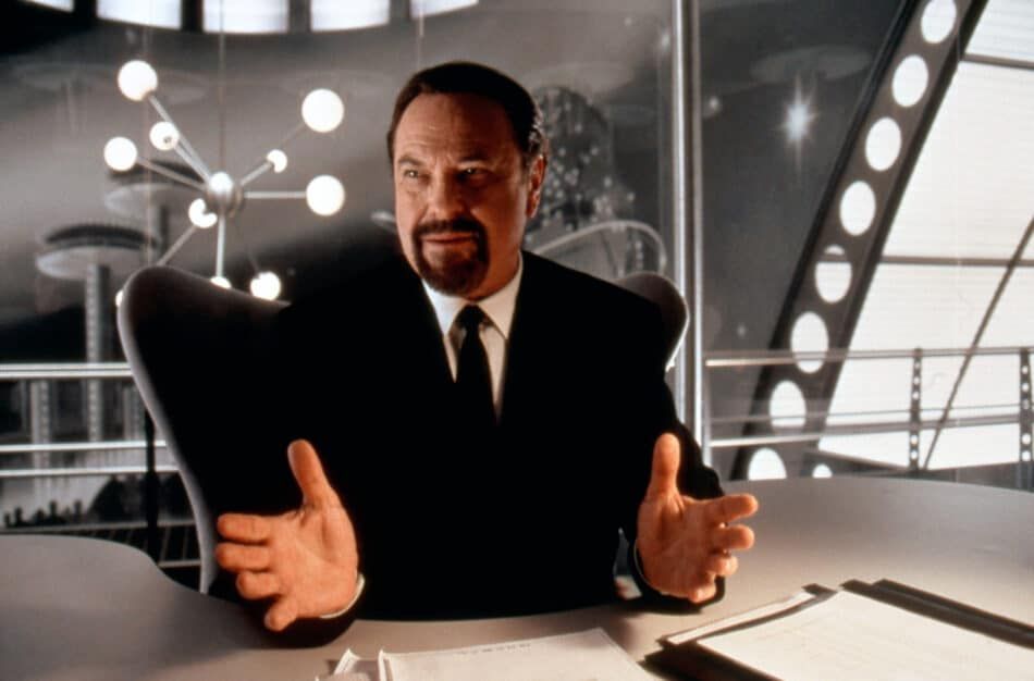 Rip Torn as Agent Zed in Men in Black, 1997, has a black Egg chair.