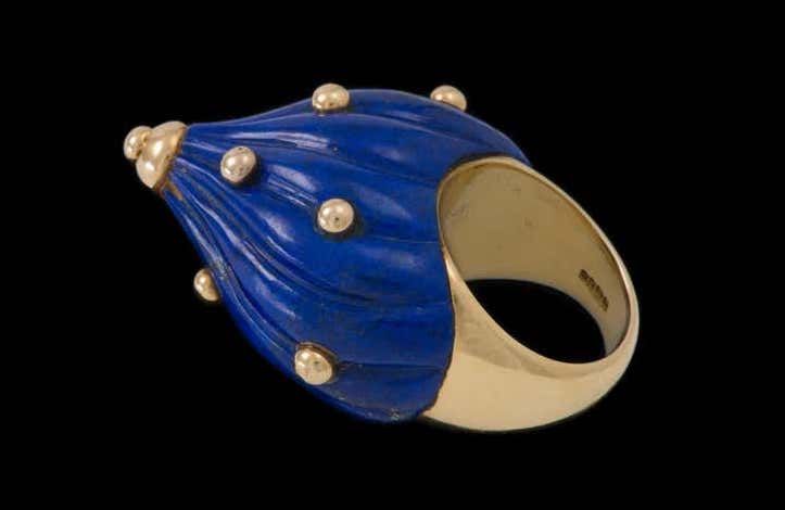 E.J. Shewry London carved lapis and gold cocktail ring, 1968