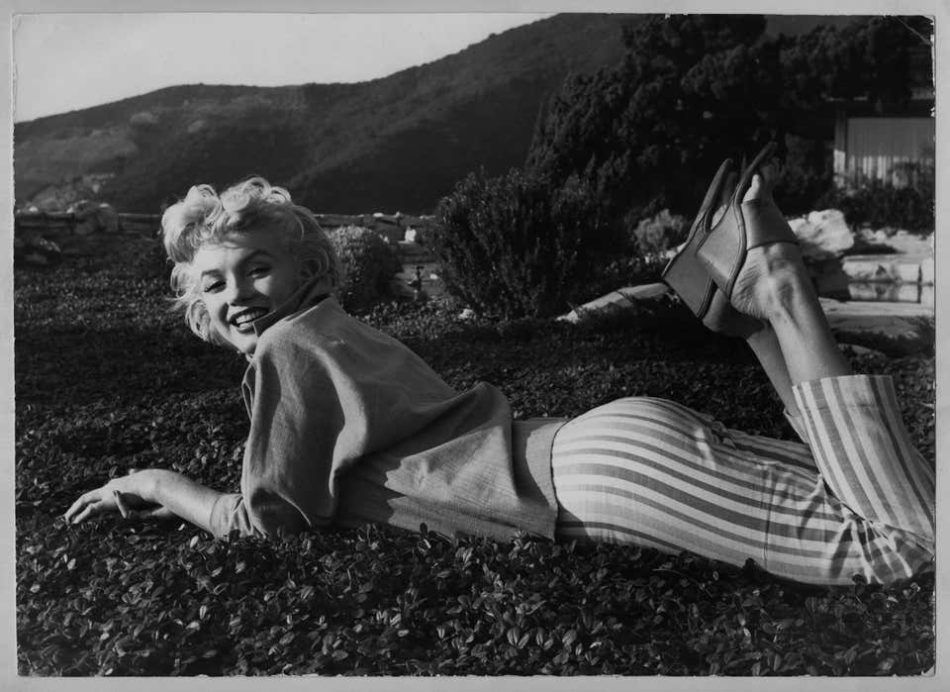 Baron Sterling Henry Nahum
Sweet and laughing Filmstar Marilyn Monroe is laying on the green, 1954
