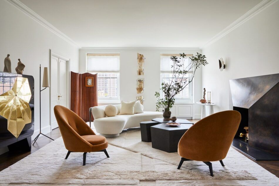 In a 1920s Park Avenue apartment in Manhattan, Jeremiah Brent designed a living room defined by smooth forms.