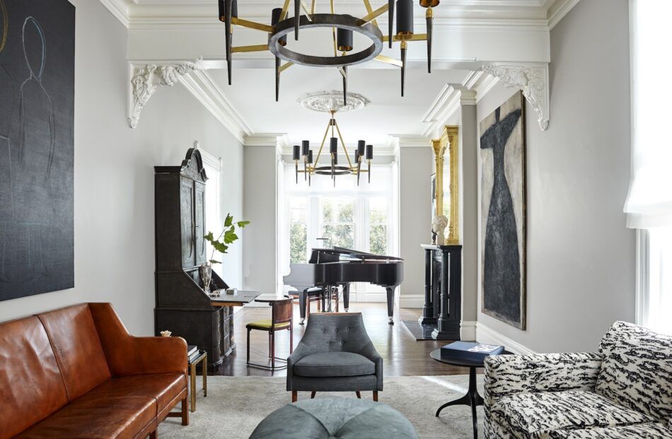 In an 1880s Victorian townhouse in San Francisco’s Pacific Heights neighborhood, Jennifer Vaughn Miller didn’t let the living room’s slender proportions stop her from creating a grand interior,