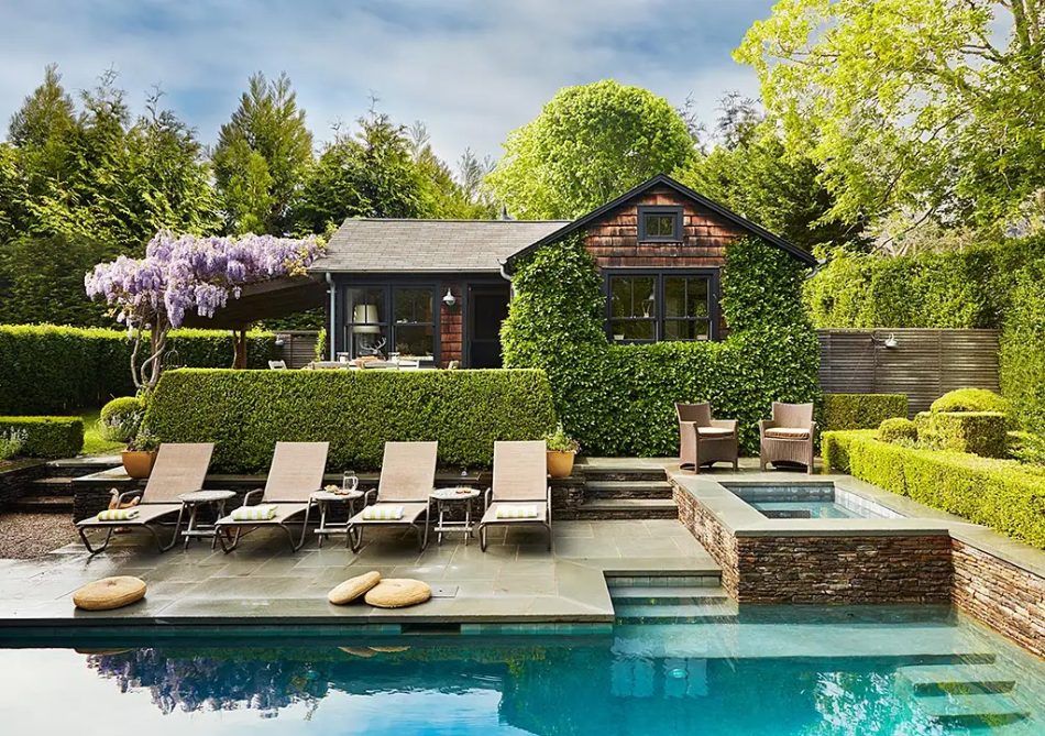 Pool and shingled beach cottage in Amagansett, New York, by Studio SFW