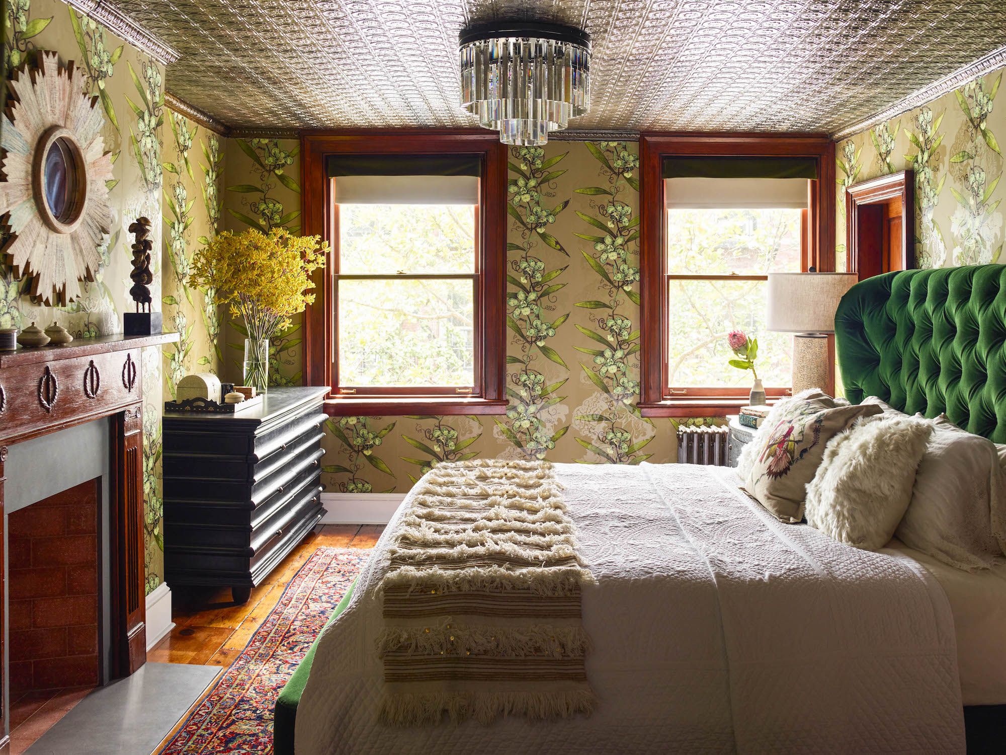 30 Rooms with Dazzling Wallpaper