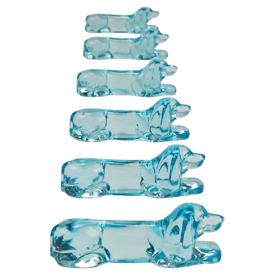Set of six French Art Deco dachshund knife rests, 1930shttps://www.1stdibs.com/furniture/dining-entertaining/tableware/6-french-art-deco-dachshund-basset-hound-knife-rests-light-blue-glass-1930s/id-f_46036072/