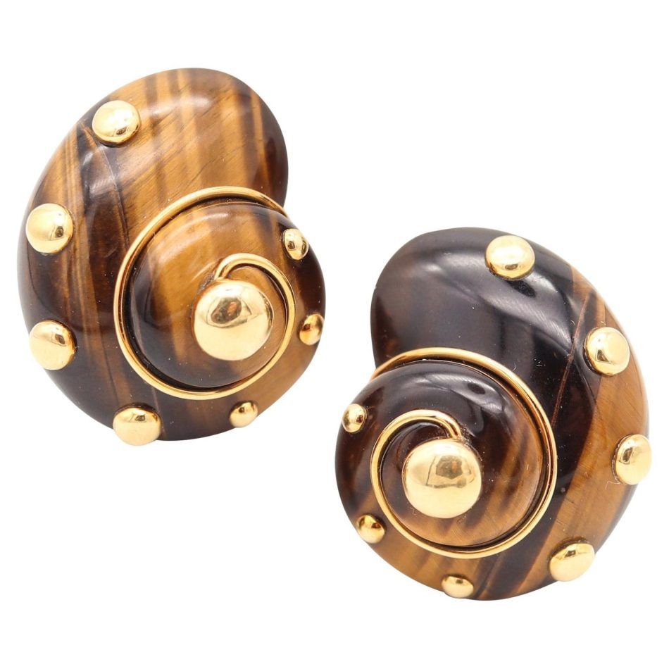 Verdura clip earrings in 18-karat yellow gold and carved tiger's eye, 1980