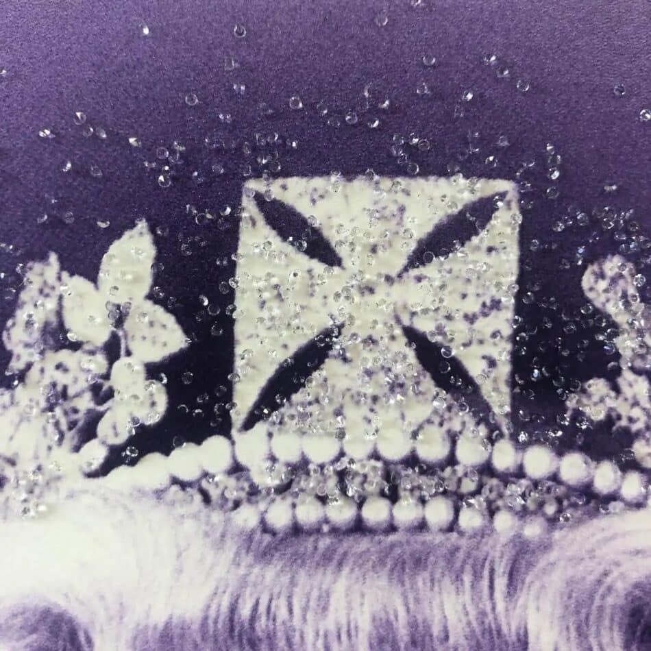 Detail crystals on the crown of Lightness of Being Crystal Edition (Queen Elizabeth II) by Chris Levine
