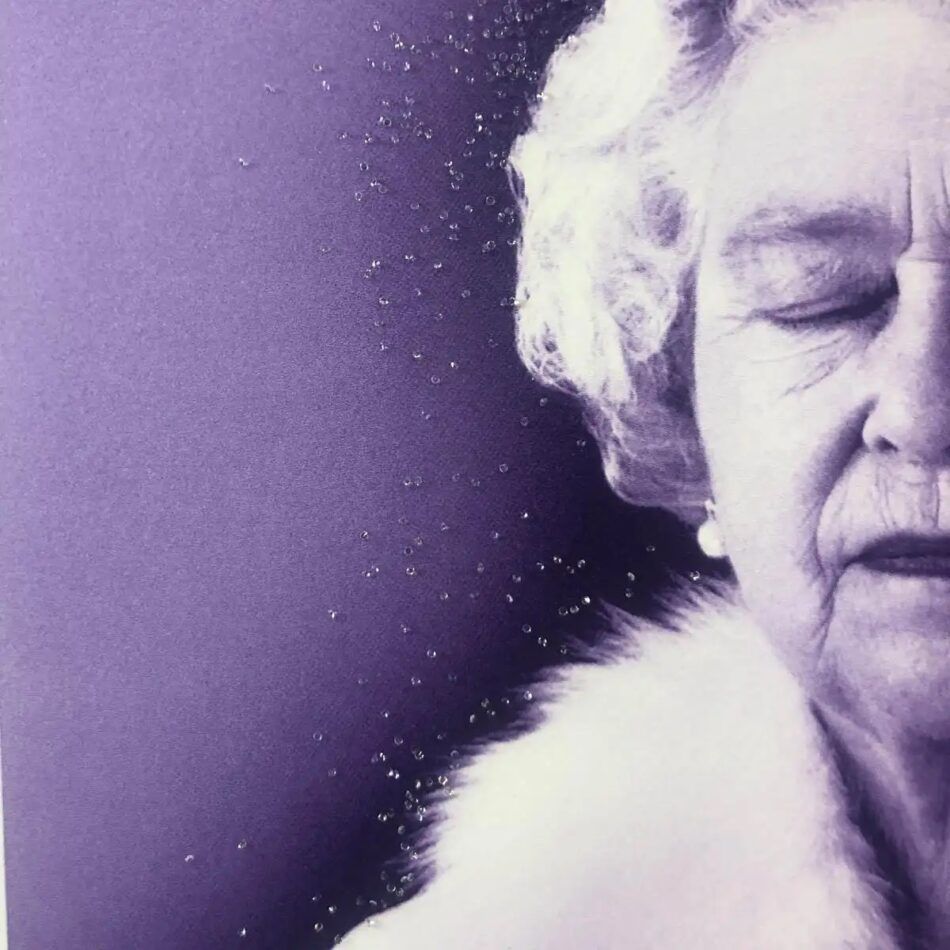 Detail crystals on the Lightness of Being Crystal Edition (Queen Elizabeth II) by Chris Levine