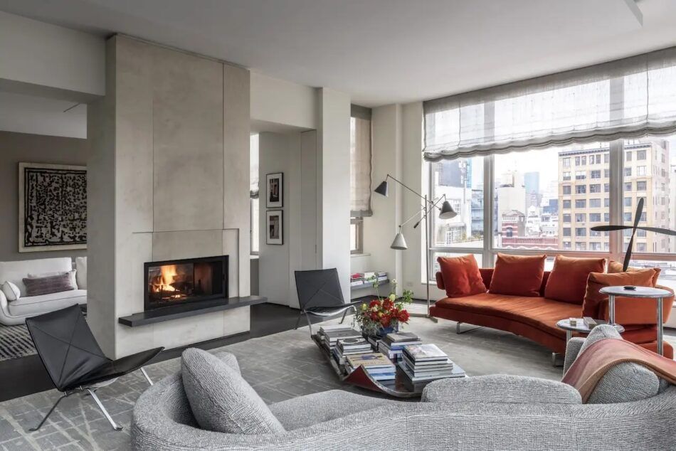 lizabeth Steimberg opened the first floor of a European couple’s penthouse duplex in New York City into a luminous, loft-like expanse, “where the kitchen, dining desk area, TV room, living room and terrace flow in a casual and relaxed way,” she says.